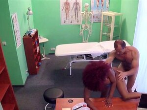 Une rousse ébène baise son docteur dans son bureau