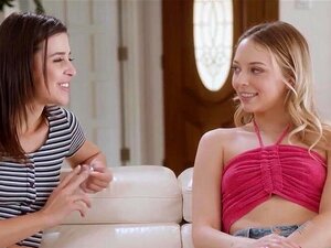 Une petite brune découvre que sa nouvelle voisine est une lesbienne.