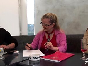 Samantha apprécie une double pénétration dans un bar