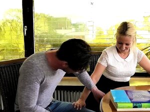 Une prof allemande séduit une mignonne aux courbes généreuses pour