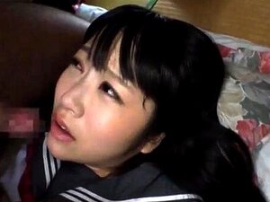 Petite asiatique, la chaude écolière Ai Uehara en POV amateur