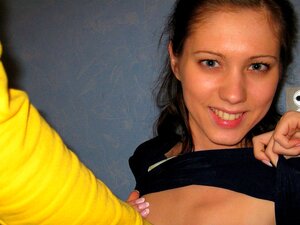 Le modèle mince et frais Aspen Richardsen est superbe avec une grosse