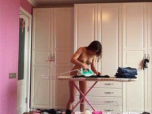 Repassage des vêtements coquins tout en étant complètement nue