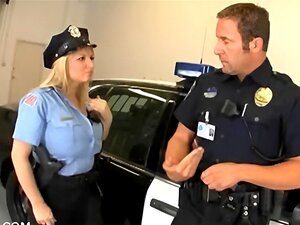 Femme de police baisée durement