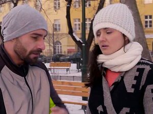 La chaude touriste italienne Francesca Di Caprio se fait baiser le cul