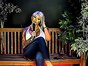 Laissez-vous séduire par le charme envoûtant d'une séduisante