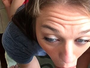 La CHÈVRE de gorge Reese Peach célèbre l'indépendance en faisant