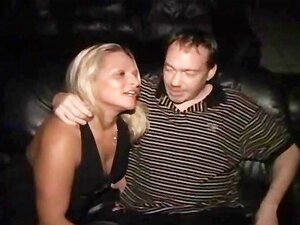 Salope publique amateur déshabillée et pelotée en public