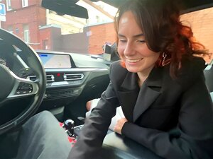 Une fellation rapide d'une beauté dans la voiture après une balade