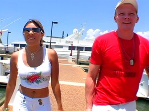 J'adore les Latinas avec un énorme cul, une parade de cul classique