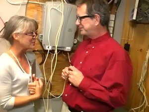 Découvrez les désirs ardents d'une séductrice mûre qui prend le