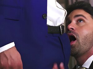 Une grosse bite étrangère baise anal un agent immobilier poilu dans
