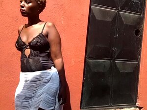 Petite bombasse afro fumant, secouant le