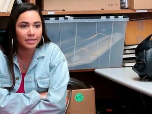 Une strip-teaseuse mignonne surprise en train de voler dans un magasin