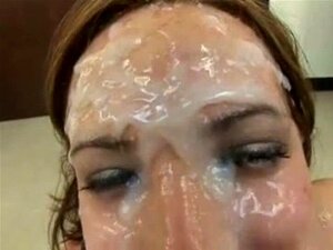 Une fille reçoit un bukkake. La fille reçoit un bukkake