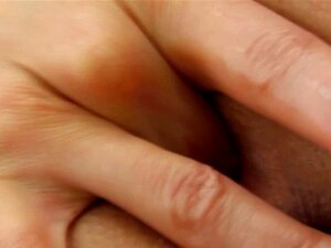 Petite nana s'amuse en solo avec un gode