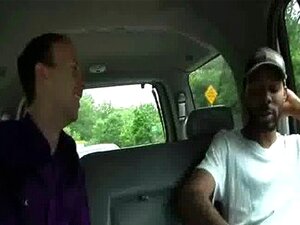 Des garçons noirs sexy humilient des twinks blancs comme des fous