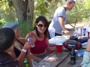Filles finissant baisées en camping-car