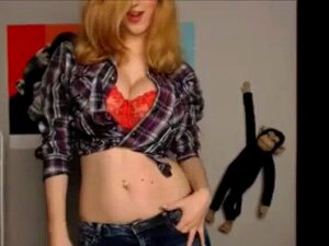 Découvrez la passion brute d'une rousse aux gros seins alors qu'elle