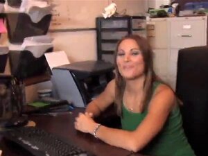 La brune sexy Roxy Reed se fait éjaculer sur le visage après s'être