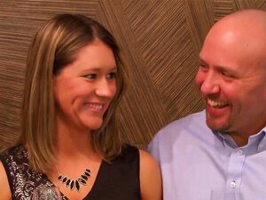 Un couple échangiste en chaleur discute de certains problèmes avant