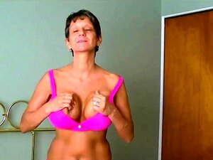 Mamie brune bien foutue adore se faire baiser par derrière