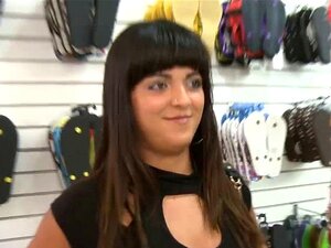 Une nana en bikini offre de l'argent à des filles sexy juste pour