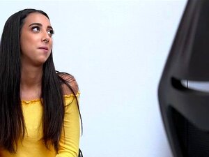 Une Latina chaude voleuse se fait baiser en levrette par un flic du