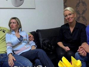 Une femme blonde trompe son mari. Deux mecs échangent leurs femmes