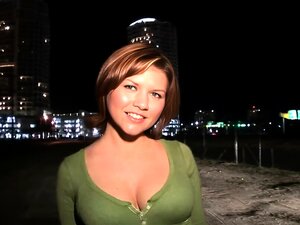 LEAH LIVINGSTON SE MASTURBE POUR UN PUBLIC DANS UN MAGASIN DE PORNO