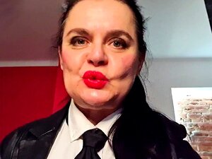 Une MILF à la peau foncée utilise des sextoys pour masturber son