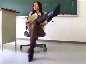 Sexy prof japonaise en collants minijupe