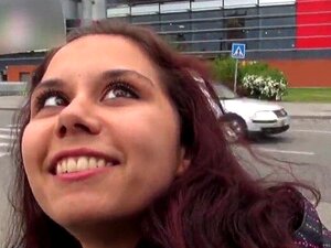 Une fille tchèque glamour se fait tenter au supermarché et baiser en