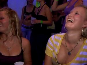 Des tonnes de sexe de groupe sur la piste de danse. Baise sauvage