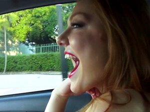 Une beauté en auto-stop taquine le chauffeur avec des flashs. Une