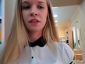  blonde fraîche en direct sur webcam dans la bibliothèque 