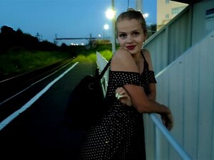 La fille perplexe attendait le train et a eu une Bite Chaude et un