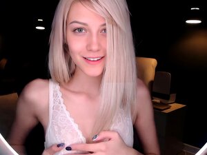 Blonde mignonne buvant du vin et se déshabillant en discutant sur