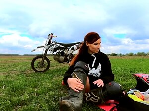 Femme nue chevauchant un vélo sale