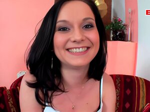 Une mignonne allemande timide fait un casting porno pour de l'argent