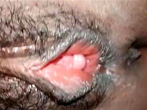 Vue en gros plan HD d'un mec blanc se doigtant la chatte d'une salope