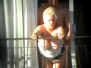 sexe et balcon Le voyeur se fait choper. sexe et balcon Le voyeur se
