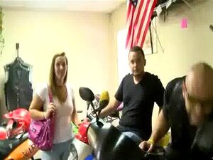 La mignonne sexy se cloue le cul sur une grosse bite pour de l'argent