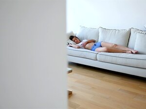 La jolie demi-soeur Shane Blair faisait la sieste dans le salon, alors