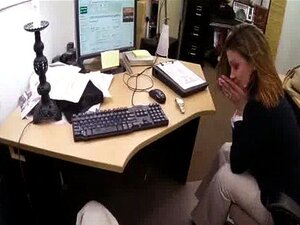 Une brune à gros seins montre ses nichons au prêteur sur gages