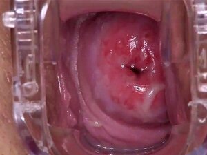 La mignonne tchèque perverse écarte sa chatte étroite jusqu'au