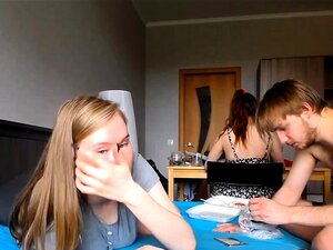 Petite webcam amateur mignonne jouant avec sa chatte sur webcam