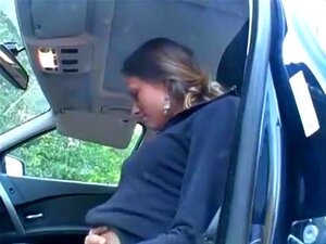 Beauté solo se déshabille et se masturbe dans sa voiture
