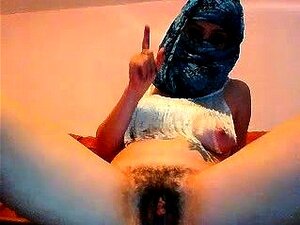 Une recrue timide cache son visage mais découvre son trou de baise