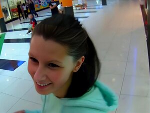 Vrai amateur en POV baisé dans des toilettes publiques. Vrai amateur